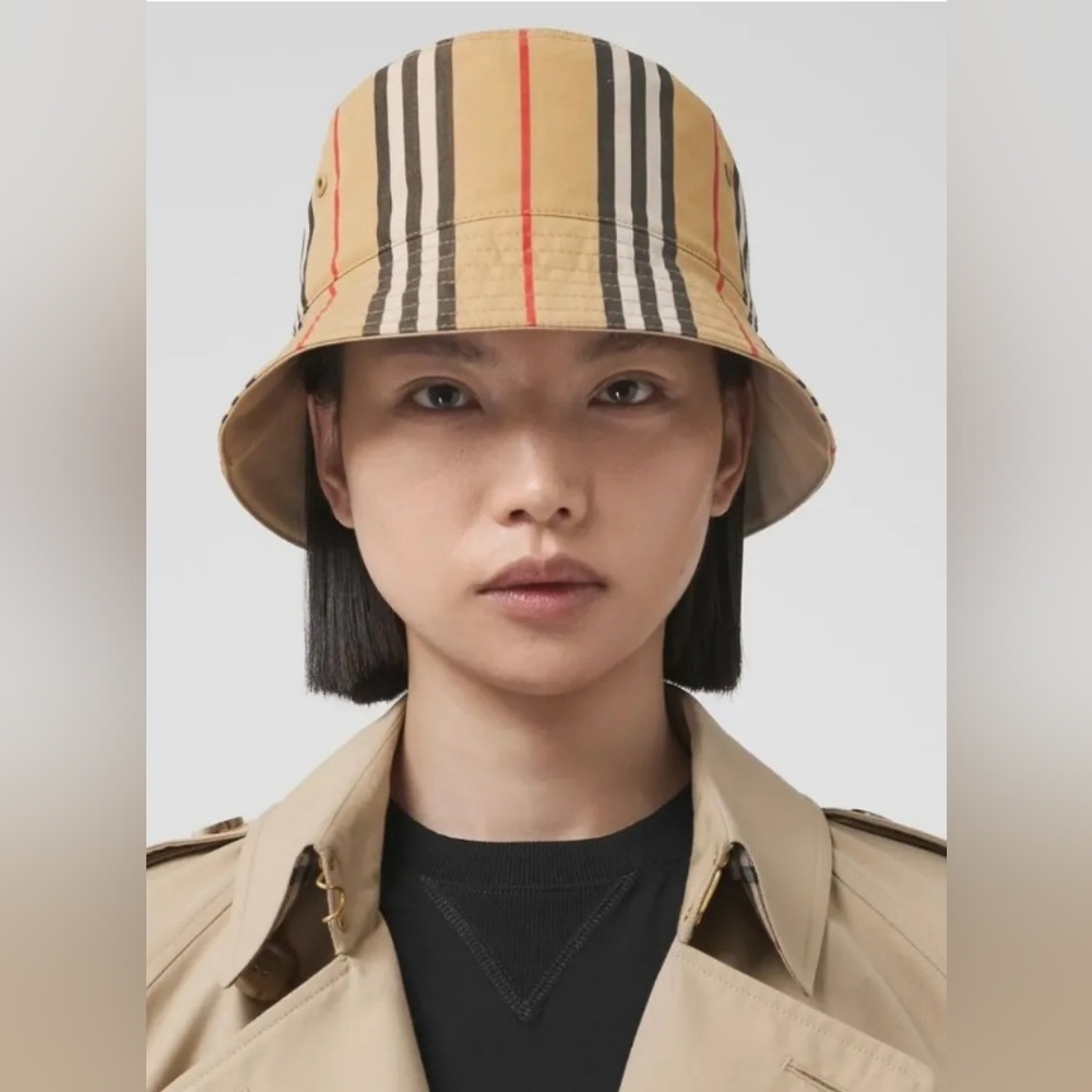 Burberry bucket hat NWT Reversible Icon stripe unisex